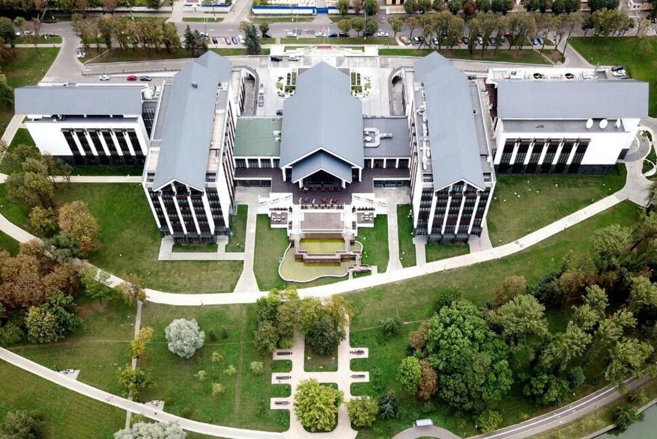 Beijing Hotel Minsk Exterior photo